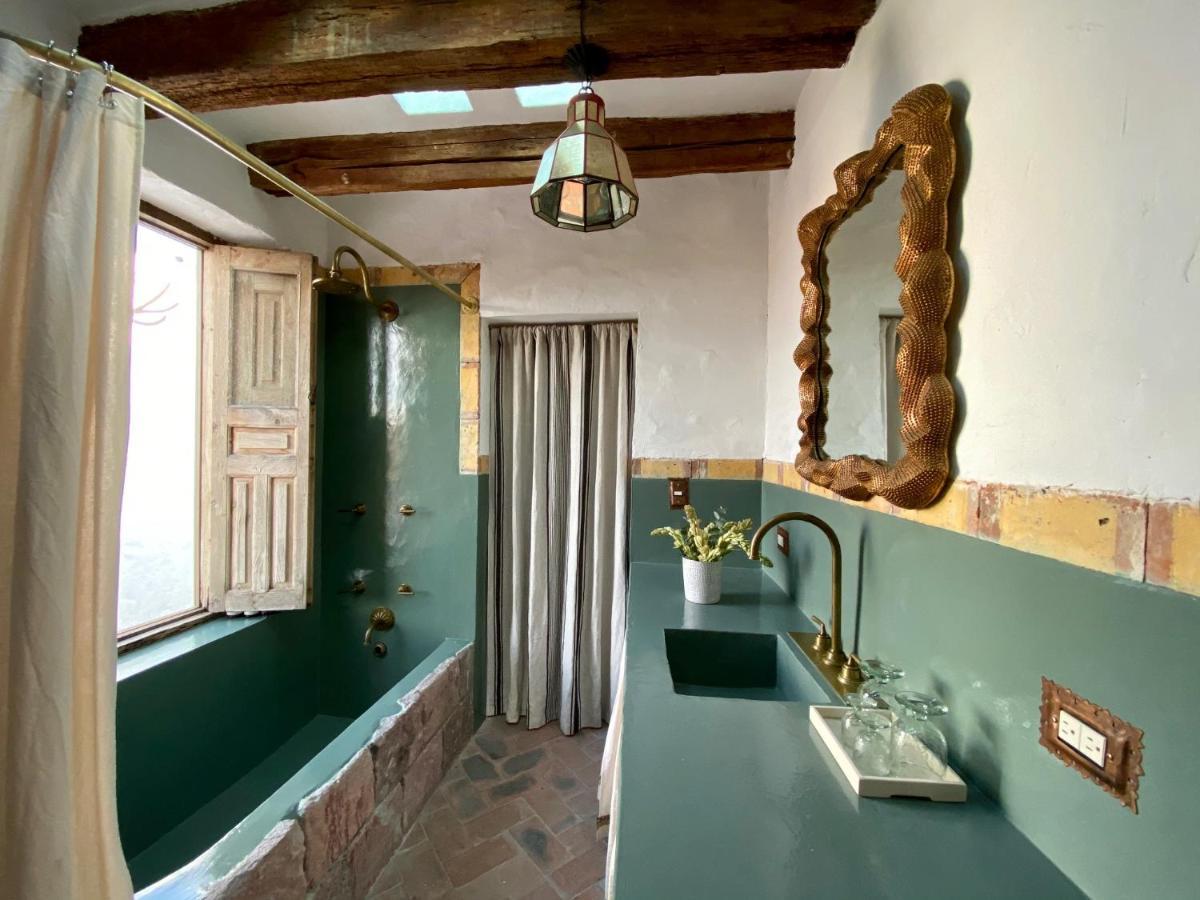 Habitación con cama extragrande y balcón