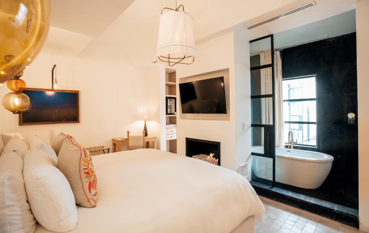 SUITE KING W or BATHTUB