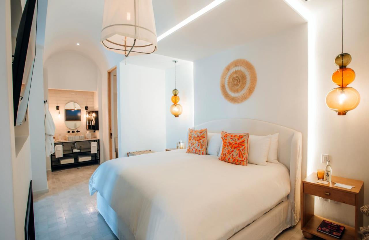 SUITE KING W or BATHTUB
