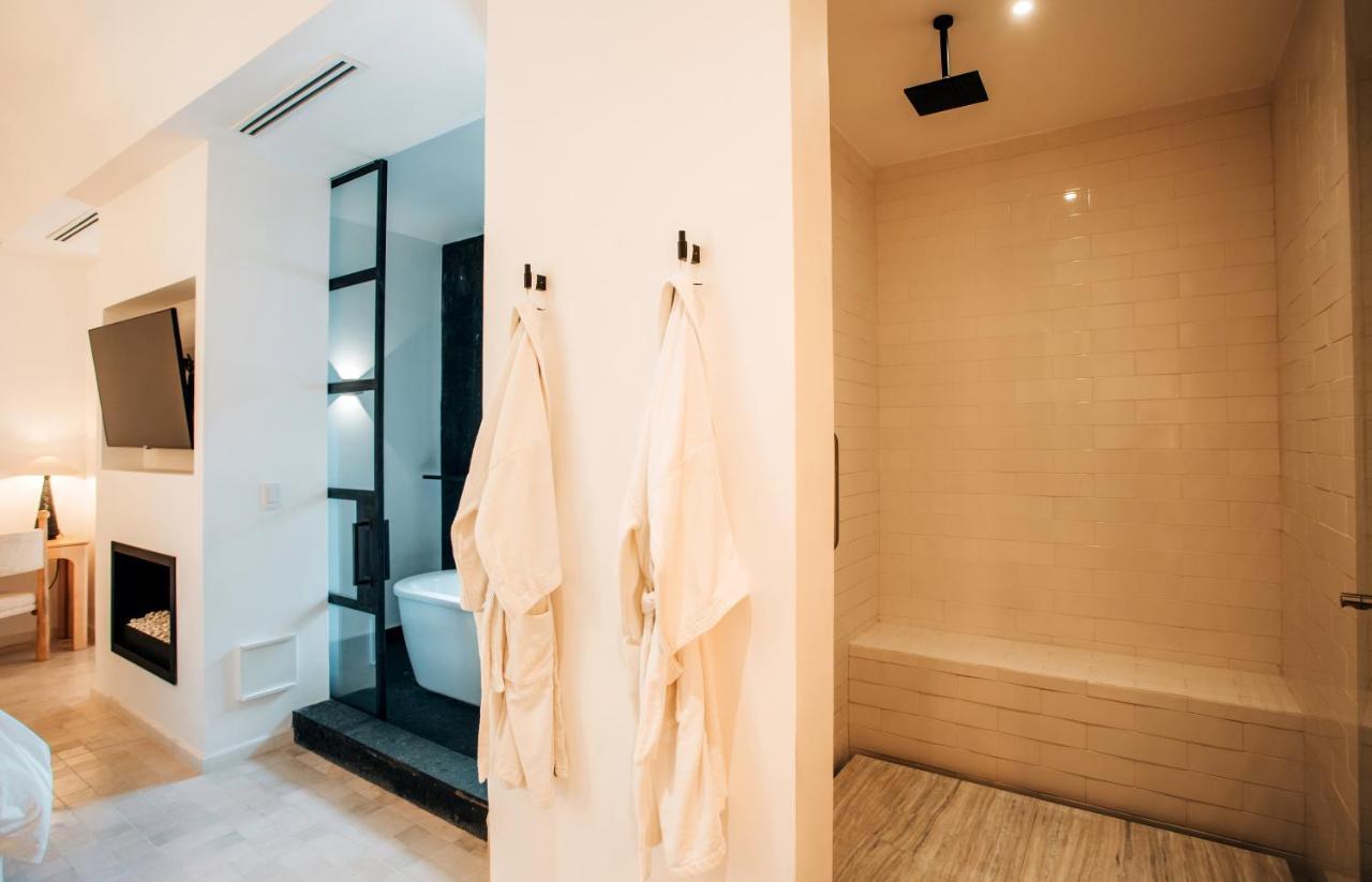 SUITE KING W or BATHTUB