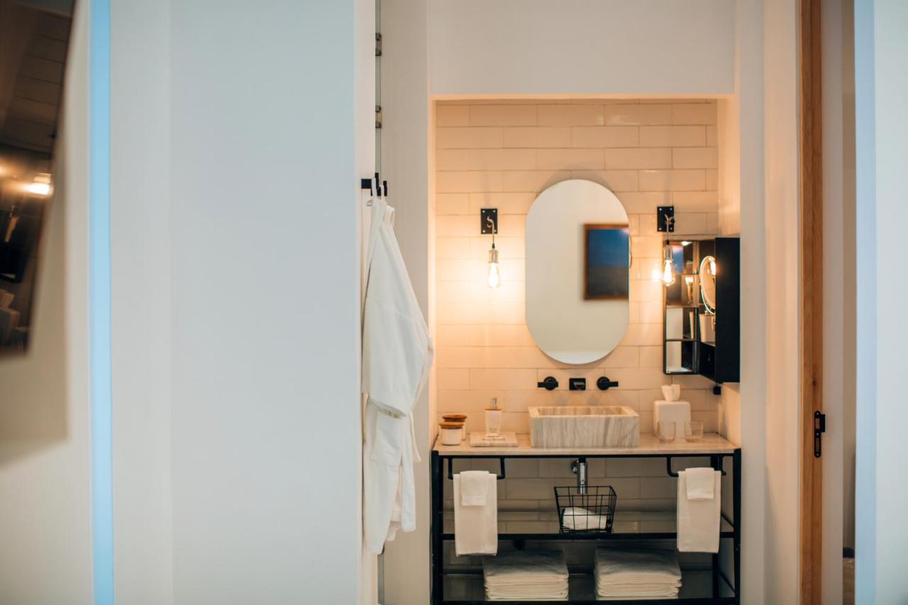 SUITE KING W or BATHTUB