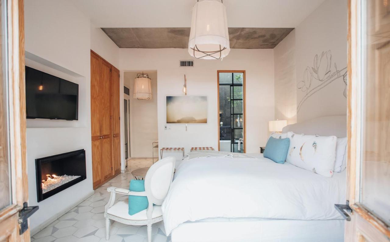 MASTER SUITE KING W or BATHTUB