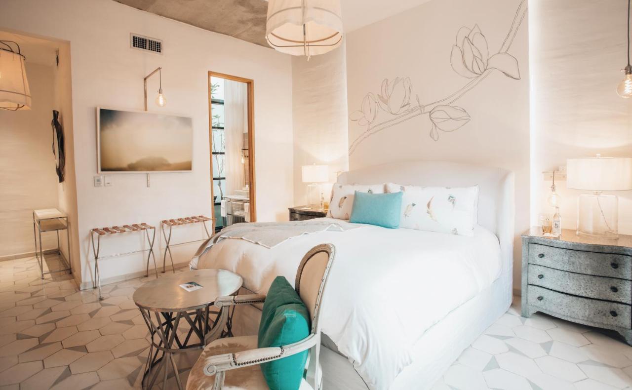 MASTER SUITE KING W or BATHTUB