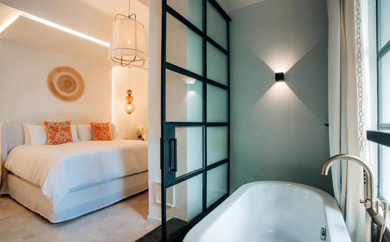 SUITE KING W or BATHTUB