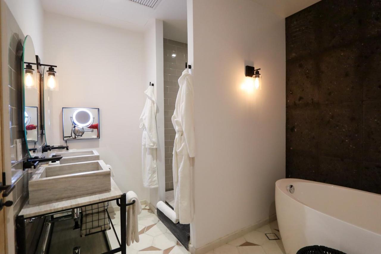 MASTER SUITE KING W or BATHTUB