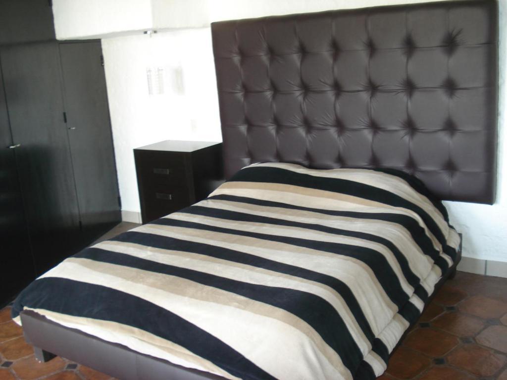 Habitación con cama grande